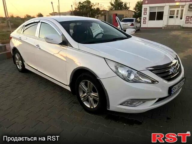 Белый Хендай Соната, объемом двигателя 2 л и пробегом 280 тыс. км за 8100 $, фото 1 на Automoto.ua