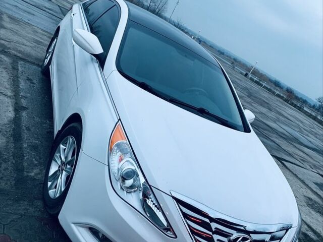 Белый Хендай Соната, объемом двигателя 2.4 л и пробегом 160 тыс. км за 9500 $, фото 1 на Automoto.ua