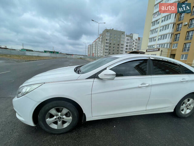 Хендай Соната 2013 в Виннице на Automoto.ua Белый Хендай Соната, объемом двигателя 2 л и пробегом 128 тыс. км за 9100 $, фото 1 на Automoto.ua