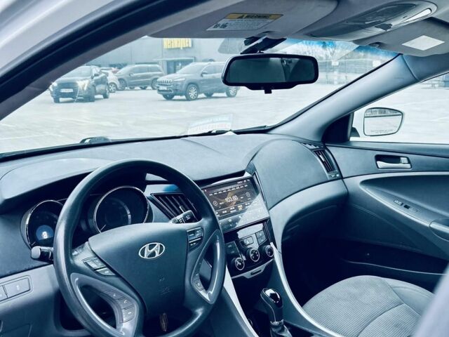 Белый Хендай Соната, объемом двигателя 2.4 л и пробегом 168 тыс. км за 7000 $, фото 3 на Automoto.ua