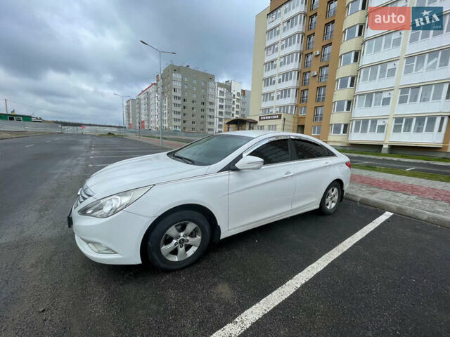 Хендай Соната 2013 в Виннице на Automoto.ua Белый Хендай Соната, объемом двигателя 2 л и пробегом 128 тыс. км за 9100 $, фото 4 на Automoto.ua