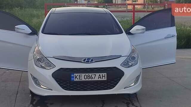 Белый Хендай Соната, объемом двигателя 2 л и пробегом 140 тыс. км за 13000 $, фото 3 на Automoto.ua