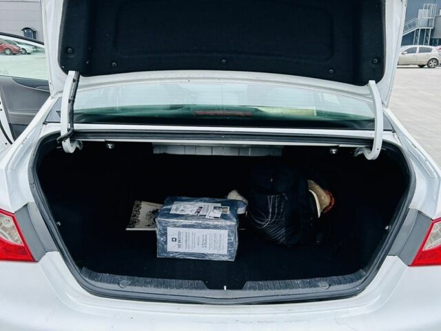 Белый Хендай Соната, объемом двигателя 2.4 л и пробегом 168 тыс. км за 7000 $, фото 5 на Automoto.ua