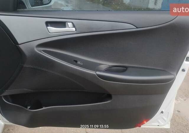 Белый Хендай Соната, объемом двигателя 2 л и пробегом 208 тыс. км за 8500 $, фото 15 на Automoto.ua