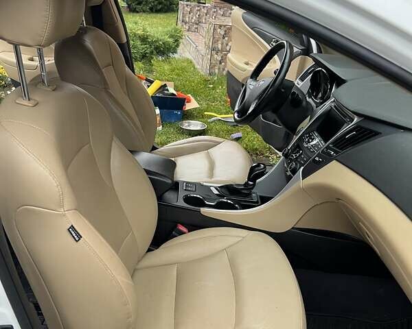 Белый Хендай Соната, объемом двигателя 2.36 л и пробегом 209 тыс. км за 10800 $, фото 7 на Automoto.ua