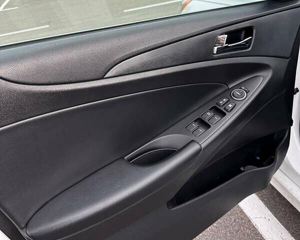 Белый Хендай Соната, объемом двигателя 2.36 л и пробегом 153 тыс. км за 9200 $, фото 17 на Automoto.ua