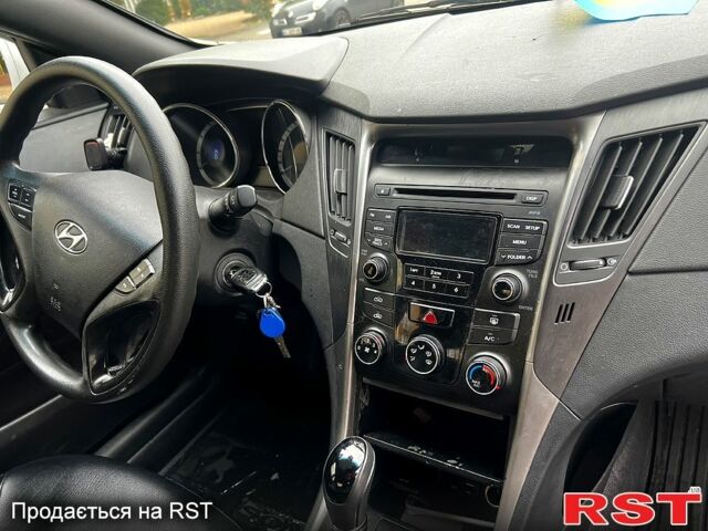 Белый Хендай Соната, объемом двигателя 2 л и пробегом 188 тыс. км за 7300 $, фото 11 на Automoto.ua