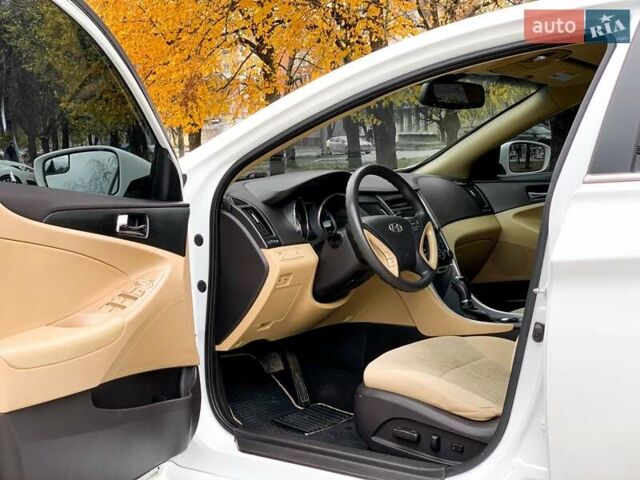 Білий Хендай Соната, об'ємом двигуна 2.4 л та пробігом 211 тис. км за 8500 $, фото 22 на Automoto.ua