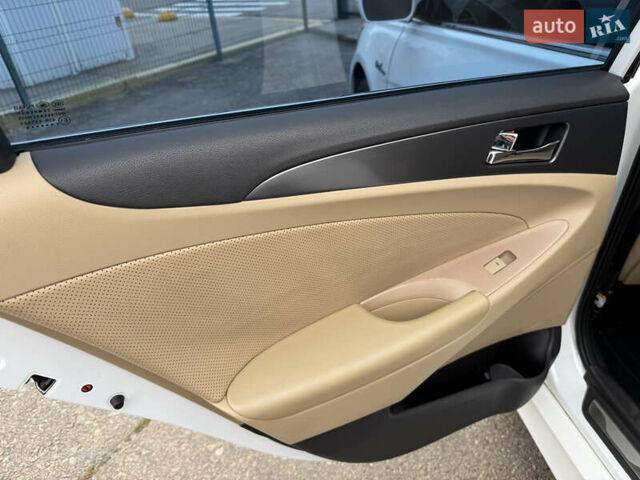 Білий Хендай Соната, об'ємом двигуна 2.36 л та пробігом 212 тис. км за 9990 $, фото 31 на Automoto.ua