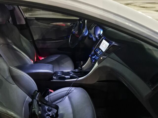 Білий Хендай Соната, об'ємом двигуна 2 л та пробігом 120 тис. км за 11600 $, фото 8 на Automoto.ua