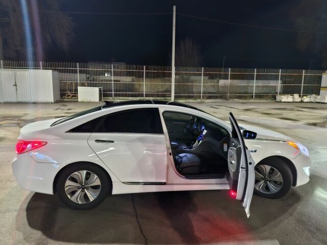 Білий Хендай Соната, об'ємом двигуна 2 л та пробігом 120 тис. км за 11600 $, фото 6 на Automoto.ua