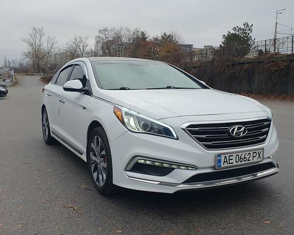 Белый Хендай Соната, объемом двигателя 2.36 л и пробегом 235 тыс. км за 11000 $, фото 1 на Automoto.ua