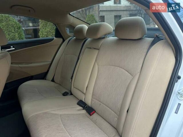 Белый Хендай Соната, объемом двигателя 2.36 л и пробегом 170 тыс. км за 8500 $, фото 12 на Automoto.ua