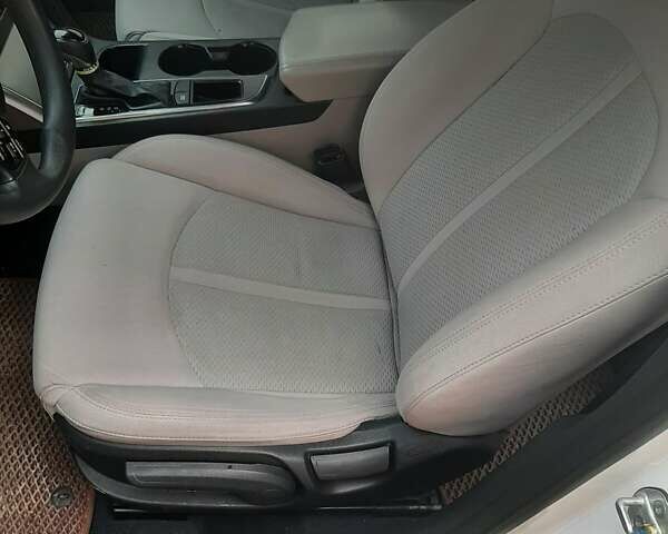 Білий Хендай Соната, об'ємом двигуна 2.4 л та пробігом 210 тис. км за 8999 $, фото 13 на Automoto.ua