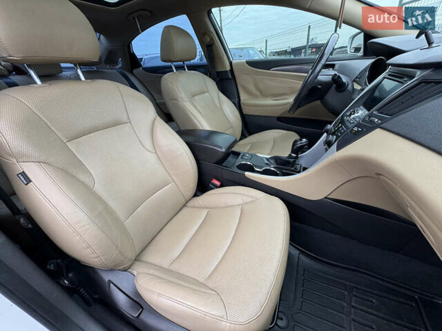 Білий Хендай Соната, об'ємом двигуна 2.36 л та пробігом 212 тис. км за 9990 $, фото 42 на Automoto.ua
