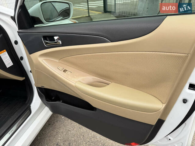 Білий Хендай Соната, об'ємом двигуна 2.36 л та пробігом 212 тис. км за 9990 $, фото 41 на Automoto.ua