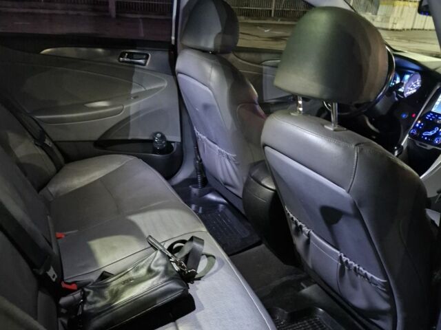 Білий Хендай Соната, об'ємом двигуна 2 л та пробігом 120 тис. км за 11600 $, фото 16 на Automoto.ua