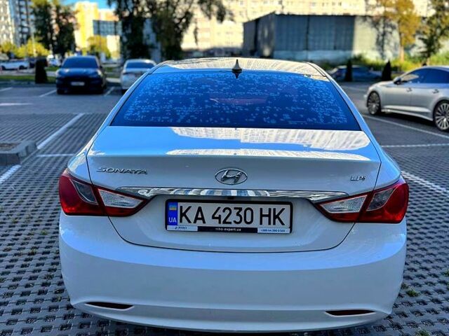 Белый Хендай Соната, объемом двигателя 2 л и пробегом 330 тыс. км за 6200 $, фото 2 на Automoto.ua