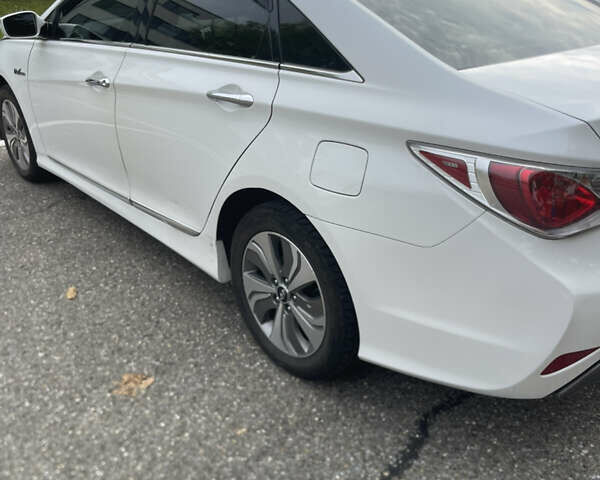 Білий Хендай Соната, об'ємом двигуна 2.36 л та пробігом 138 тис. км за 11000 $, фото 9 на Automoto.ua