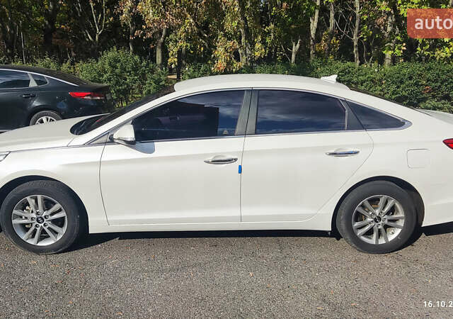 Білий Хендай Соната, об'ємом двигуна 2 л та пробігом 188 тис. км за 13300 $, фото 2 на Automoto.ua