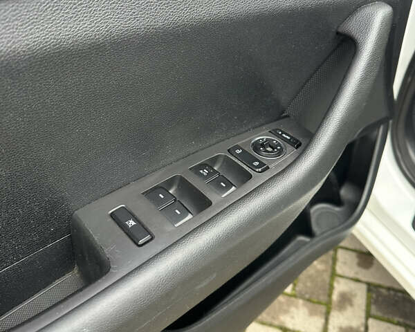 Белый Хендай Соната, объемом двигателя 2 л и пробегом 280 тыс. км за 9999 $, фото 17 на Automoto.ua