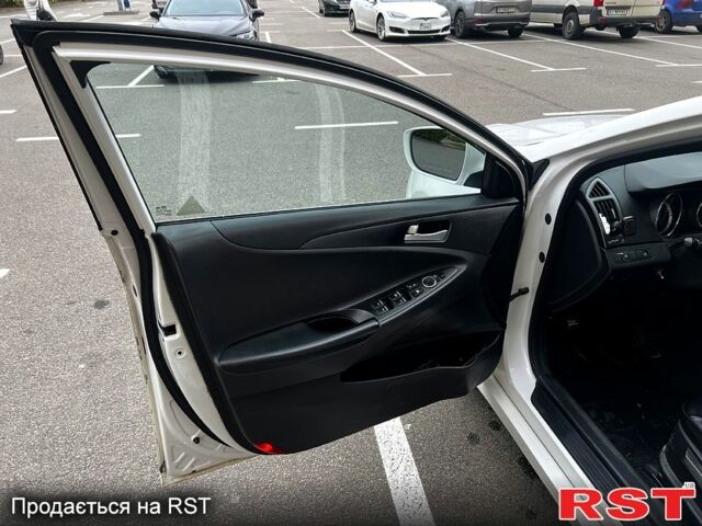 Белый Хендай Соната, объемом двигателя 2 л и пробегом 188 тыс. км за 7300 $, фото 6 на Automoto.ua