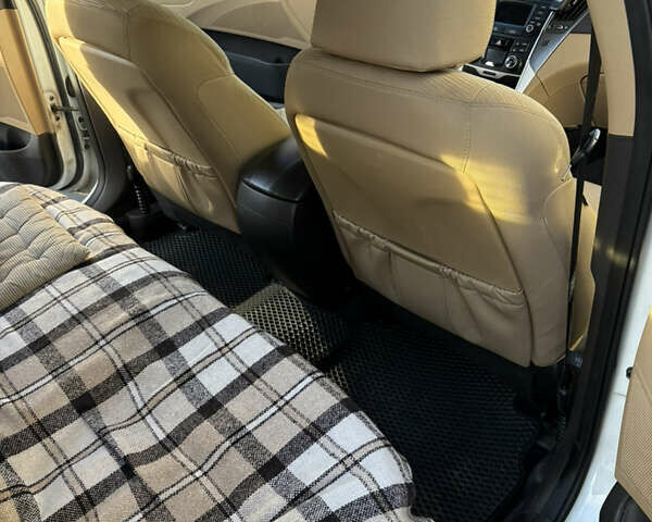 Білий Хендай Соната, об'ємом двигуна 2.4 л та пробігом 235 тис. км за 10000 $, фото 10 на Automoto.ua