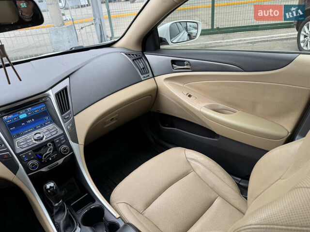Білий Хендай Соната, об'ємом двигуна 2.36 л та пробігом 212 тис. км за 9990 $, фото 35 на Automoto.ua