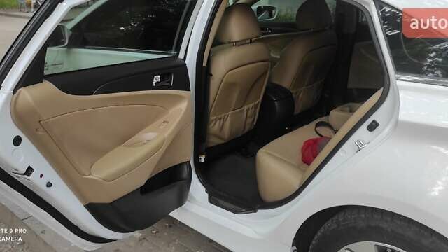 Белый Хендай Соната, объемом двигателя 2.36 л и пробегом 185 тыс. км за 10999 $, фото 3 на Automoto.ua