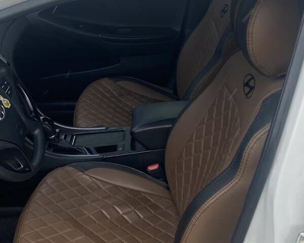 Белый Хендай Соната, объемом двигателя 2 л и пробегом 228 тыс. км за 7600 $, фото 5 на Automoto.ua