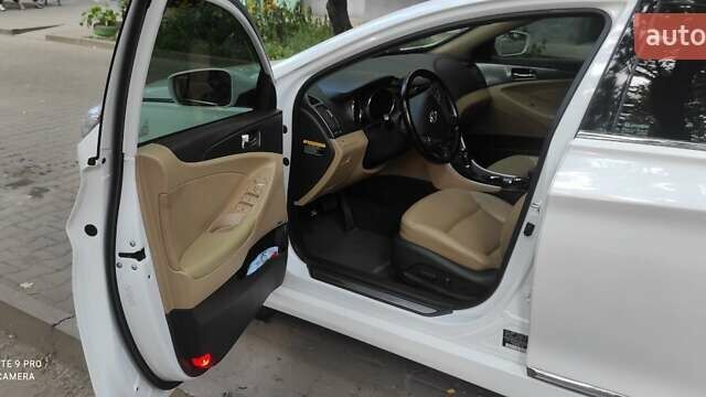 Белый Хендай Соната, объемом двигателя 2.36 л и пробегом 185 тыс. км за 10999 $, фото 4 на Automoto.ua