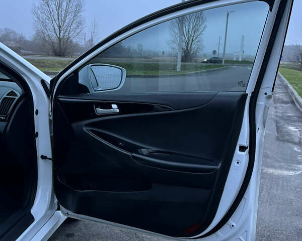 Белый Хендай Соната, объемом двигателя 2 л и пробегом 331 тыс. км за 7600 $, фото 7 на Automoto.ua