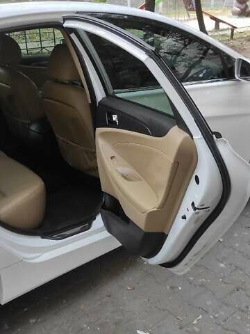 Белый Хендай Соната, объемом двигателя 2.36 л и пробегом 185 тыс. км за 10999 $, фото 1 на Automoto.ua