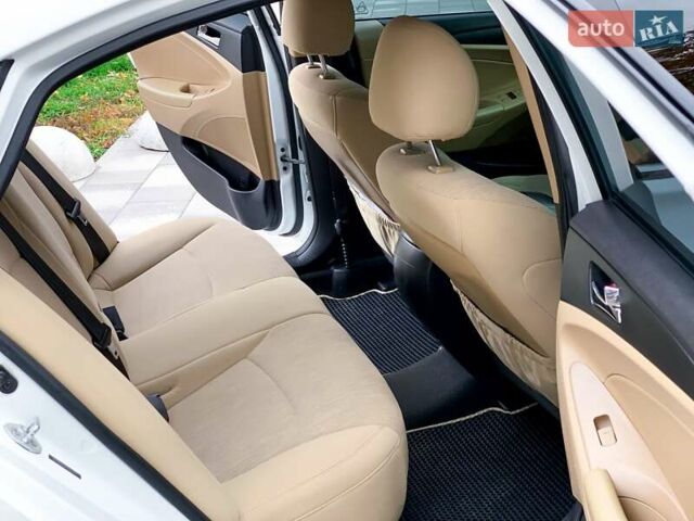 Білий Хендай Соната, об'ємом двигуна 2.4 л та пробігом 211 тис. км за 8500 $, фото 17 на Automoto.ua