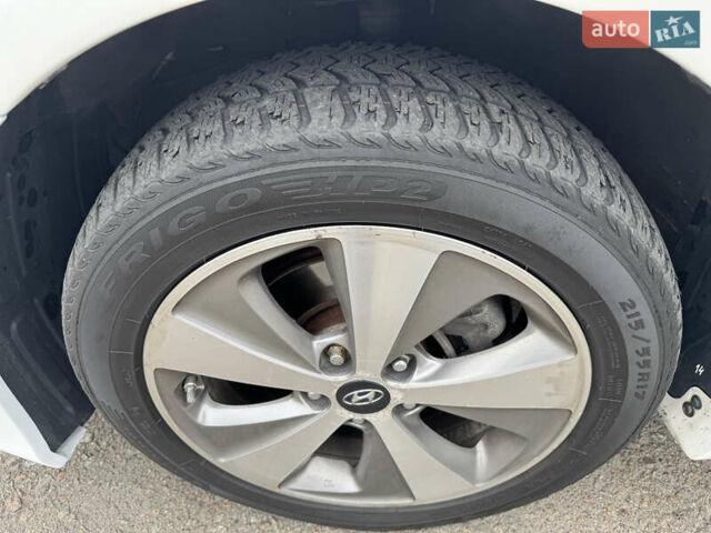 Білий Хендай Соната, об'ємом двигуна 2.36 л та пробігом 212 тис. км за 9990 $, фото 13 на Automoto.ua