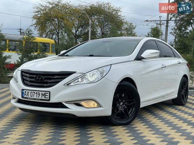 Білий Хендай Соната, об'ємом двигуна 2 л та пробігом 230 тис. км за 7500 $, фото 1 на Automoto.ua