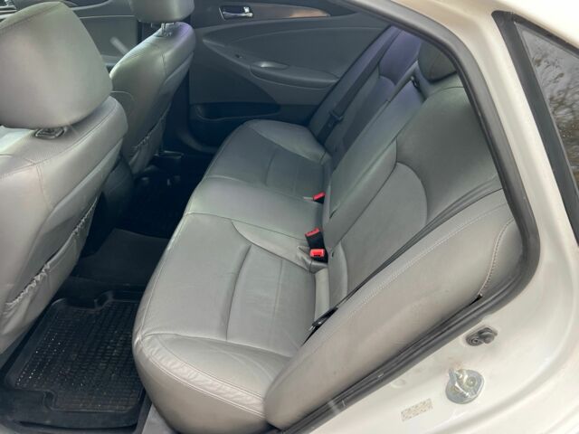 Белый Хендай Соната, объемом двигателя 2.4 л и пробегом 195 тыс. км за 8500 $, фото 14 на Automoto.ua