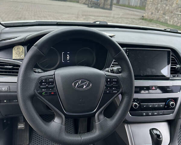 Белый Хендай Соната, объемом двигателя 2 л и пробегом 280 тыс. км за 9999 $, фото 19 на Automoto.ua