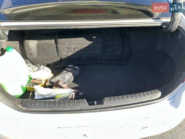 Белый Хендай Соната, объемом двигателя 2 л и пробегом 406 тыс. км за 8000 $, фото 7 на Automoto.ua