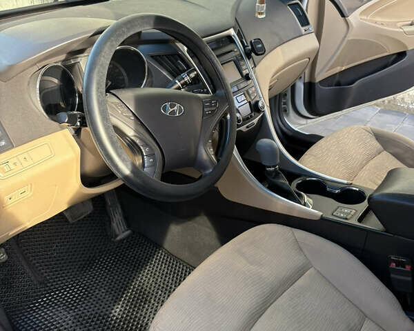 Білий Хендай Соната, об'ємом двигуна 2.4 л та пробігом 235 тис. км за 10000 $, фото 7 на Automoto.ua