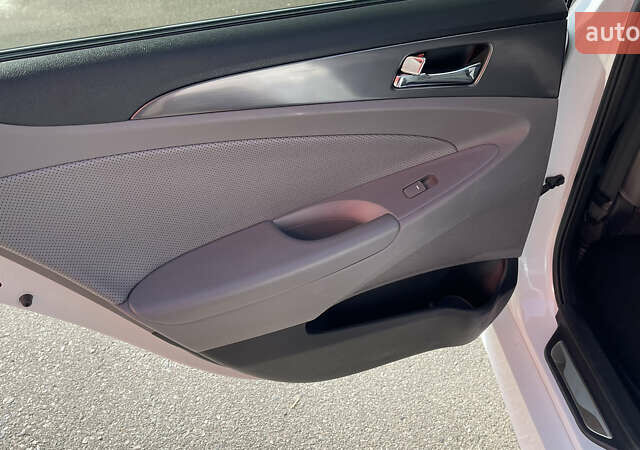 Белый Хендай Соната, объемом двигателя 2.4 л и пробегом 83 тыс. км за 12000 $, фото 16 на Automoto.ua