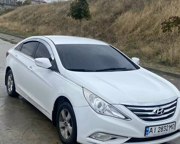 Белый Хендай Соната, объемом двигателя 2 л и пробегом 228 тыс. км за 7600 $, фото 1 на Automoto.ua