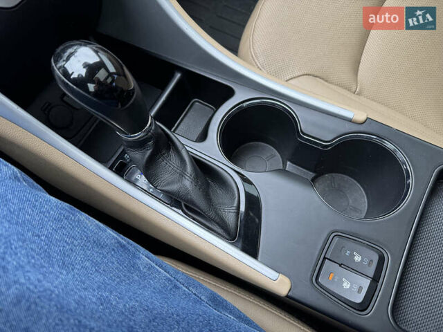 Білий Хендай Соната, об'ємом двигуна 2.36 л та пробігом 212 тис. км за 9990 $, фото 26 на Automoto.ua