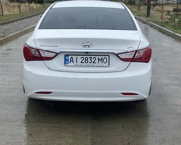Белый Хендай Соната, объемом двигателя 2 л и пробегом 228 тыс. км за 7600 $, фото 2 на Automoto.ua
