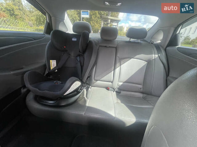 Білий Хендай Соната, об'ємом двигуна 2.36 л та пробігом 138 тис. км за 11000 $, фото 16 на Automoto.ua