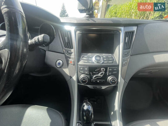 Білий Хендай Соната, об'ємом двигуна 2.36 л та пробігом 138 тис. км за 11000 $, фото 27 на Automoto.ua