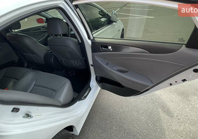 Белый Хендай Соната, объемом двигателя 2.4 л и пробегом 83 тыс. км за 12000 $, фото 19 на Automoto.ua