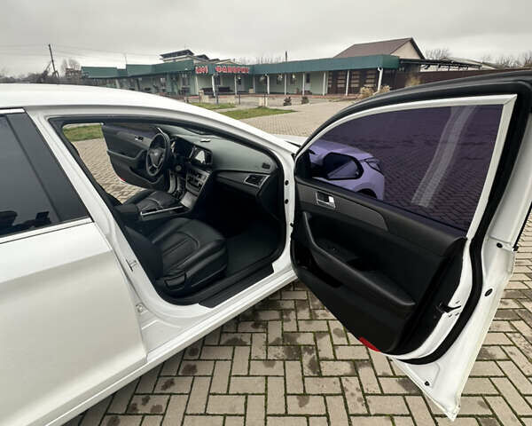 Белый Хендай Соната, объемом двигателя 2 л и пробегом 280 тыс. км за 9999 $, фото 15 на Automoto.ua
