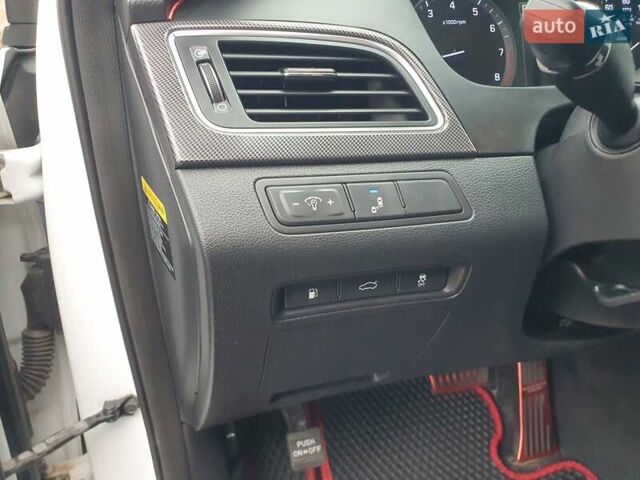 Белый Хендай Соната, объемом двигателя 2.36 л и пробегом 235 тыс. км за 11000 $, фото 10 на Automoto.ua