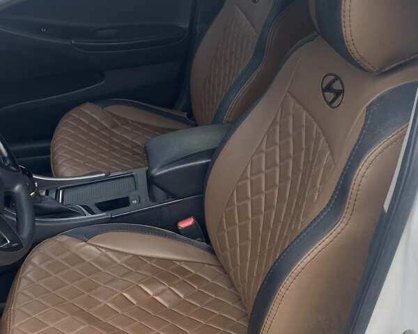 Белый Хендай Соната, объемом двигателя 2 л и пробегом 228 тыс. км за 7600 $, фото 7 на Automoto.ua